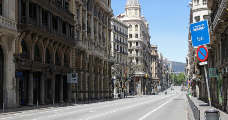 Un carrer de Barcelona pràcticament buit / Gtres
