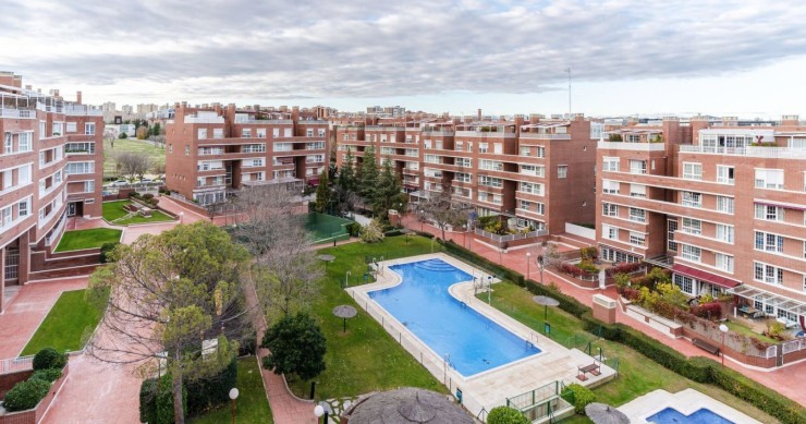 Las piscinas comunitarias no cumplen los requisitos para abrir, según los administradores de fincas