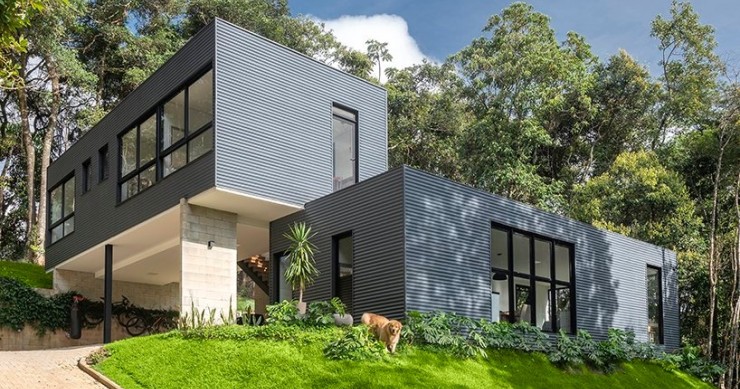 Una casa prefabricada de dos volúmenes e integrada en la naturaleza de Brasil