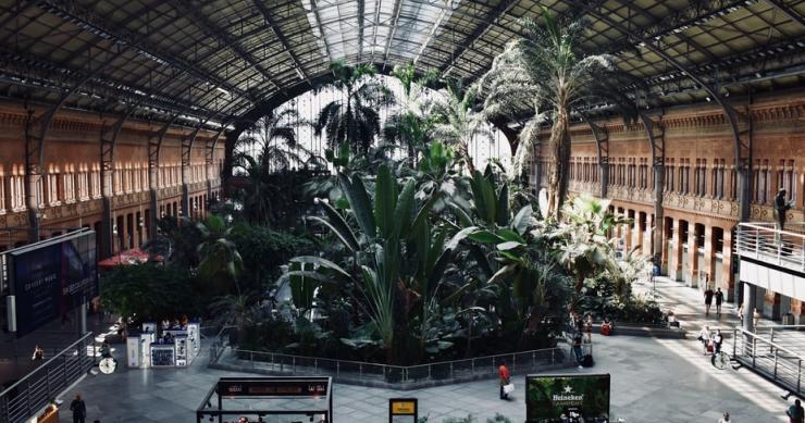 Las rebajas de las rentas llegan a la estación del tren: Adif negociará alquileres en el 75% de sus locales