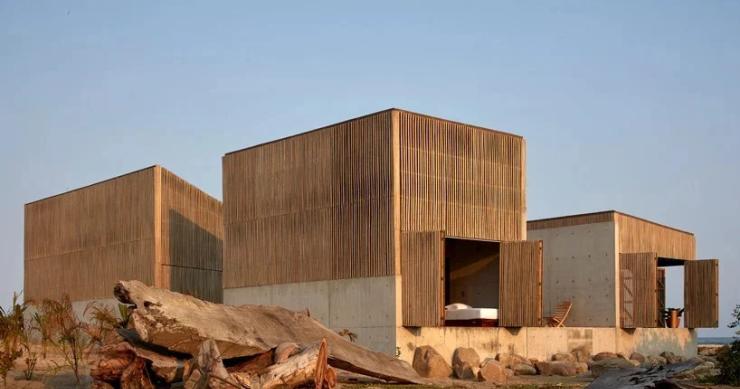 Una casa modular de madera de palmera y hormigón con mucho estilo en la costa mexicana