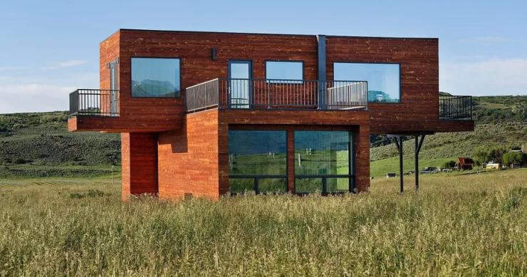 Una casa hecha con contenedores de transporte con búnker antipandemias incluido