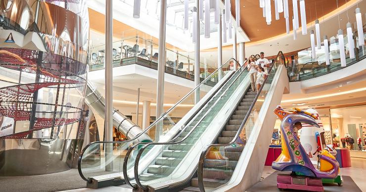 Los centros comerciales reciben más visitantes de lo esperado tras el confinamiento