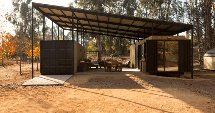 Una vivienda con terraza hecha con dos viejos contenedores de transporte