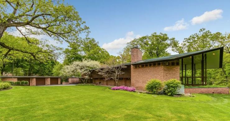 Esta casa diseñada por Frank Lloyd Wright con un salón que parece una catedral ya tiene nuevo dueño