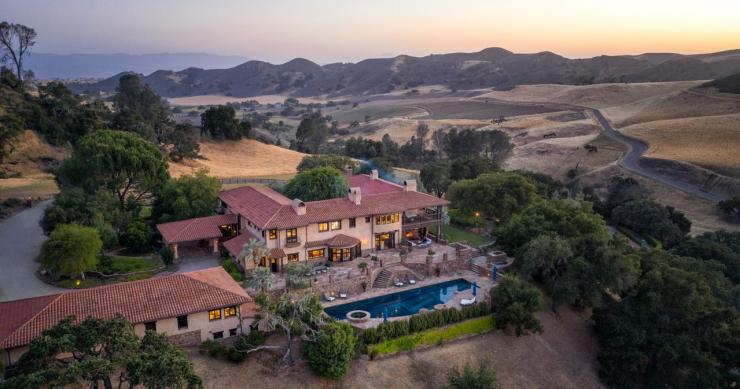 Una mansión estilo colonial en un extenso rancho de California