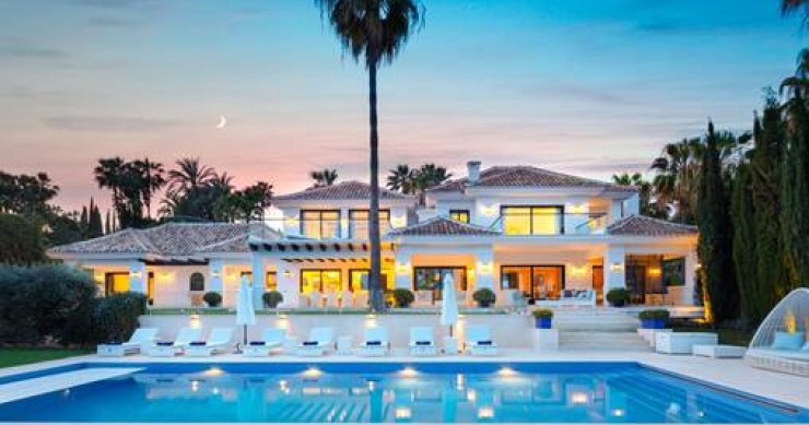 El precio de la vivienda de lujo se desploma en la Costa del Sol y resiste en Barcelona