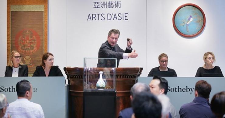 Un jarrón chino descubierto en un ático de París se vende en Sotheby's por 16 millones