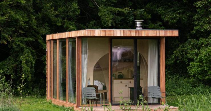 Una cabaña prefabricada de madera diseñada para vivir en el campo
