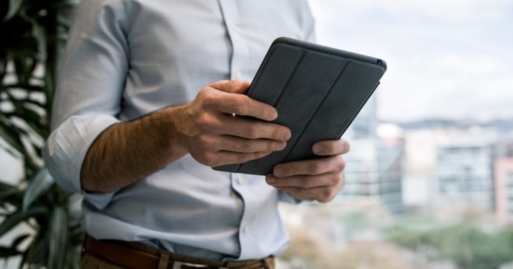 Los autónomos pueden deducir la tablet y el móvil en el IRPF y el IVA