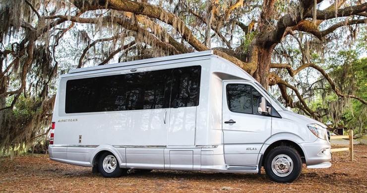 Una minicasa de lujo sobre ruedas en una Mercedes Sprinter camperizada