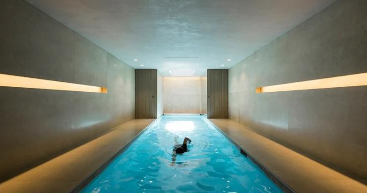 Esta clásica casa de Nueva York esconde un estilo moderno con piscina en su interior 