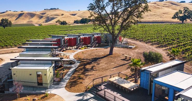 Un hotel ecológico hecho con contenedores de transporte en medio de unos viñedos en California
