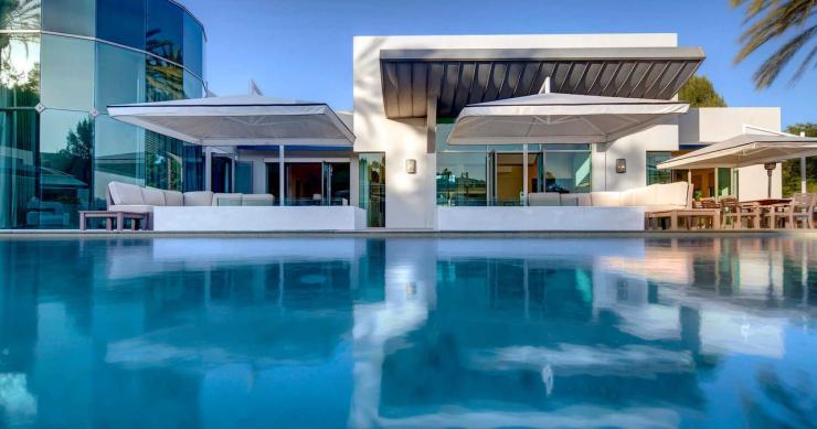 Una megamansión con estilo en pleno Beverly Hills con piscina, spa y mucho más