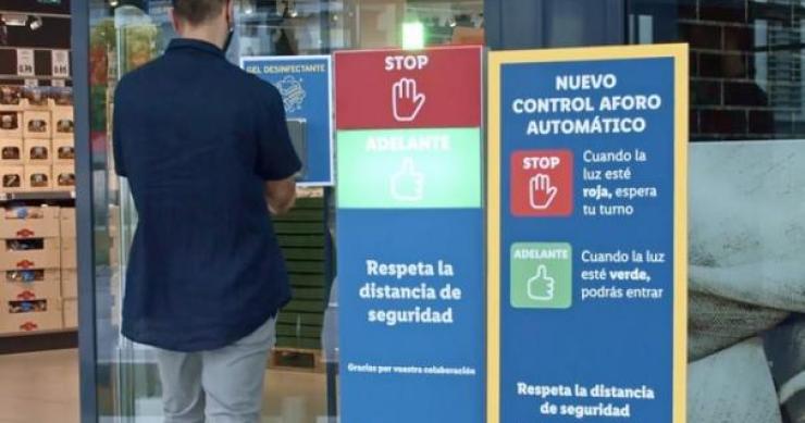 Lidl implanta un semáforo en sus tiendas para controlar el aforo y evitar contagios por covid-19