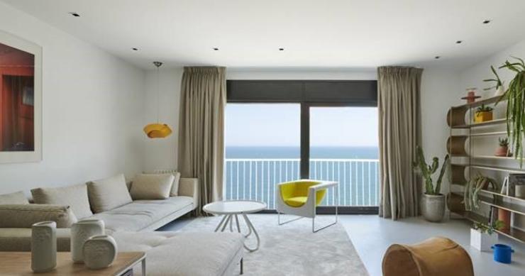 Esta casa de diseño en Barcelona con vistas al Mediterráneo mezcla estilos decorativos 