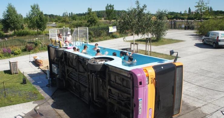 La piscina urbana del verano en un viejo autobús al norte de Francia 