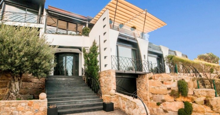 Această proprietate superbă este situată pe Costa Brava