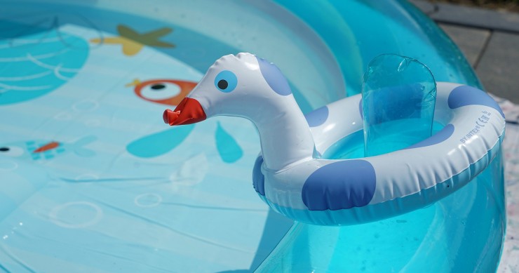 Consejos prácticos para limpiar una piscina de plástico al final del verano