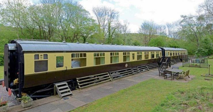 Una antigua estación y un tren reconvertidos en viviendas