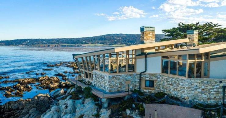 Una genuina residencia de autor sobre un acantilado en la costa de California