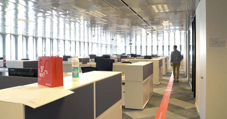 Lámparas de rayos UV y robots para combatir el covid-19 en la oficina