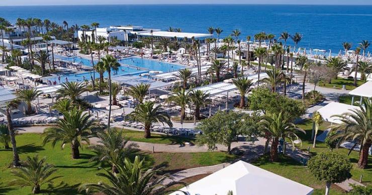 La cadena de hoteles Riu cierra ocho hoteles temporalmente en Canarias por la crisis del covid-19