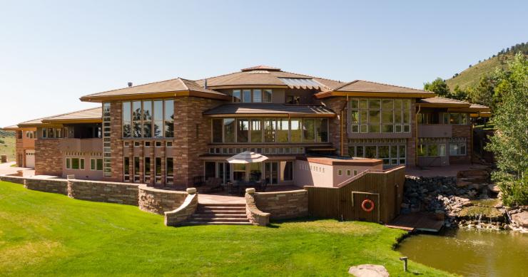 Una enorme mansión en Colorado con una piscina en medio del recibidor