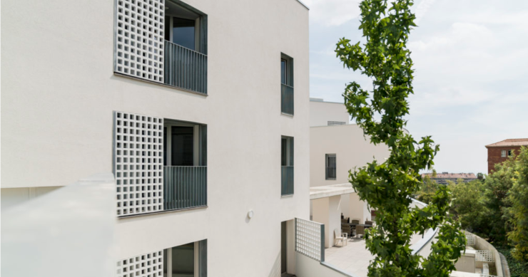 Oaktree, Sabadell y Neinor, finalistas para crear el operador metropolitano de vivienda de alquiler en Barcelona