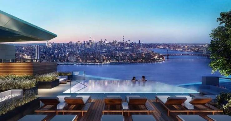 Una piscina infinity con impresionantes vistas a Manhattan corona el edificio más alto de Brooklyn