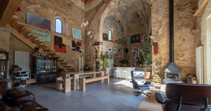 Esta iglesia reconvertida en un impresionante caserón de lujo en Vizcaya está a la venta por 1,6 millones