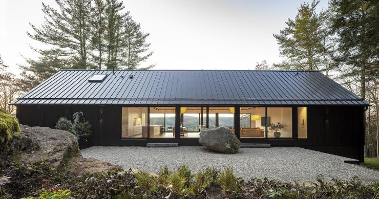 Una bonita casa de madera construida en una ladera y con vistas a la cordillera de los Apalaches (EEUU)