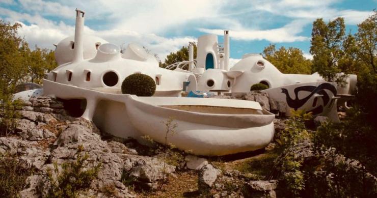 Una curiosa casa burbuja es una mezcla entre vivienda futurista y una obra psicodélica