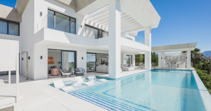 Această vilă modernă este de vânzare pe Costa del Sol