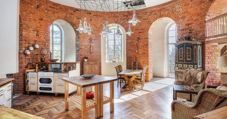 Una antigua torre de agua reconvertida en vivienda rústica en Suecia