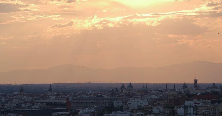 Madrid apuesta por edificios con placas solares, puntos de recarga eléctricos y sin calderas de carbono