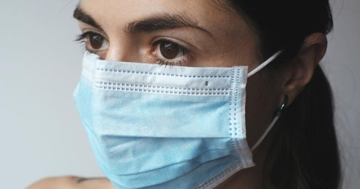 Ser positivo de covid-19 no obliga a dejar el piso compartido de alquiler: los expertos responden