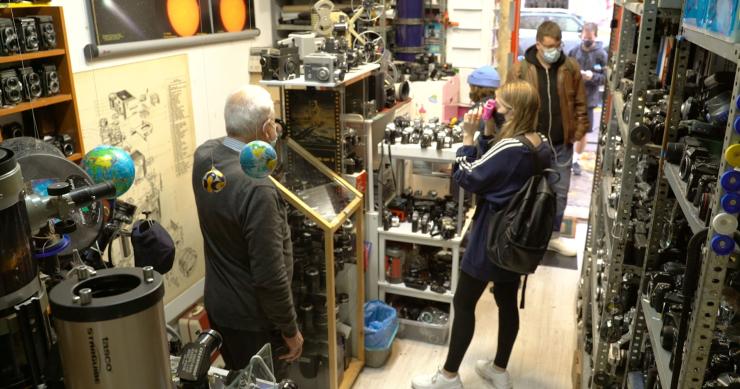 La historia de un apasionado de la astronomía que liquida su tienda de cámaras analógicas en Madrid