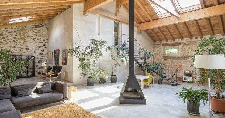 Un viejo caserón rehabilitado en vivienda de lujo en Segovia se vende por 1,5 millones