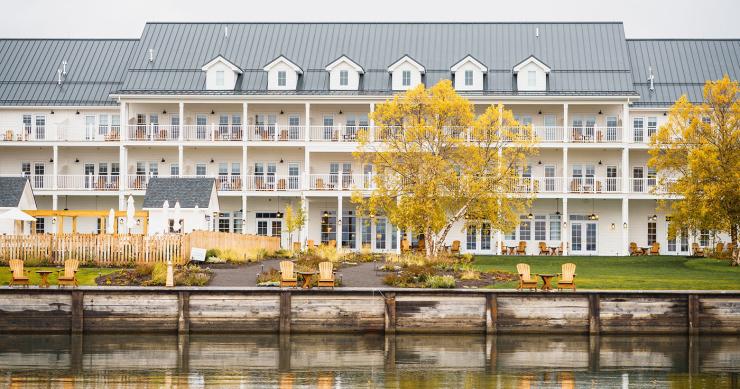 Un bonito hotel de diseño con vistas al lago y perdido en el campo en pleno Nueva York