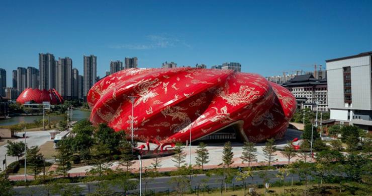 El exterior de este peculiar teatro de China es pura ilusión óptica: parece seda, pero es aluminio