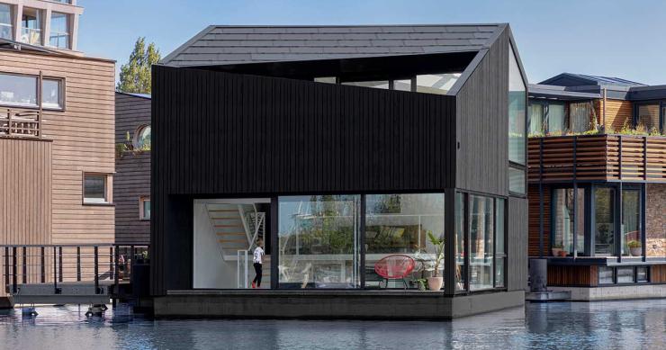 Una de las privilegiadas casas del Schoonschip, el pueblo flotante y sostenible de Ámsterdam