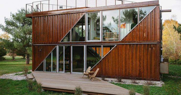 Una bonita casa en el campo diseñada con contenedores de transporte