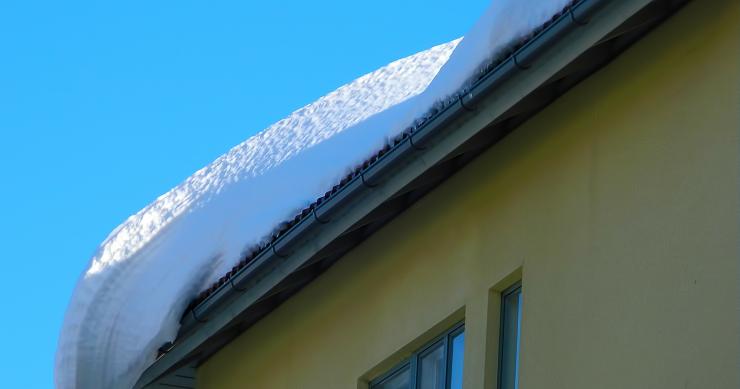 Quién debe limpiar la nieve de los accesos a los edificios desde la vía pública y qué ocurre si no se hace