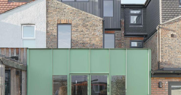 Atrevida por fuera, nórdica por dentro: así ha quedado la reforma de esta casa adosada en Londres