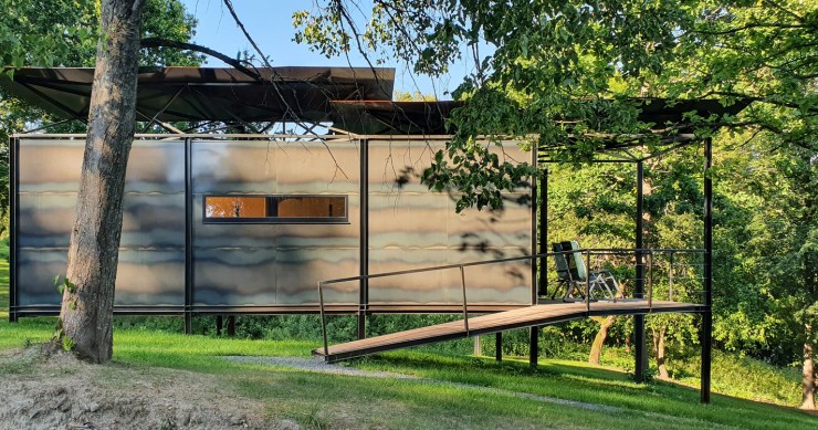 Una minicasa prefabricada que se adapta a cualquier terreno y se mimetiza con el entorno 