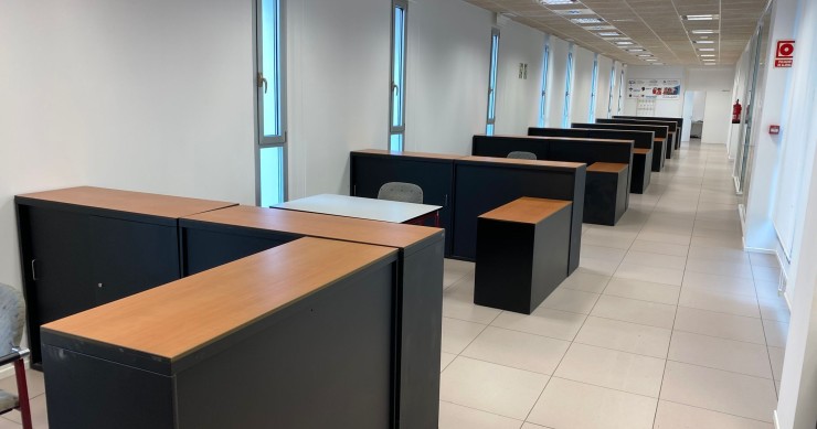 Caixabank lanza ReUtilízame para donar el mobiliario en desuso tras el cierre de oficinas bancarias