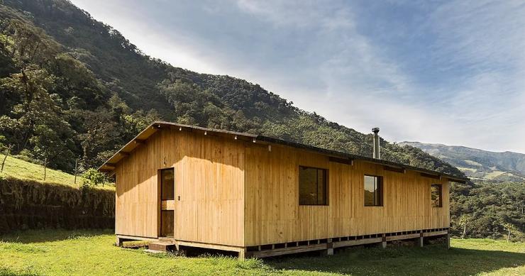 Una casa de madera y metal reciclado de bajo coste perdida en el paisaje montañoso de Ecuador