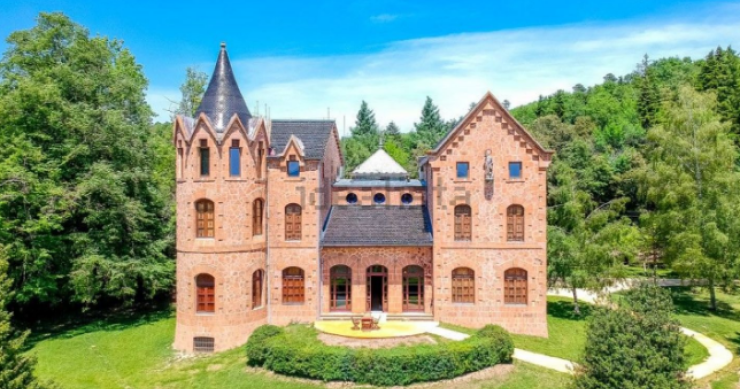 Este espectacular castillo de estilo francés situado en el corazón de Girona busca nuevo dueño