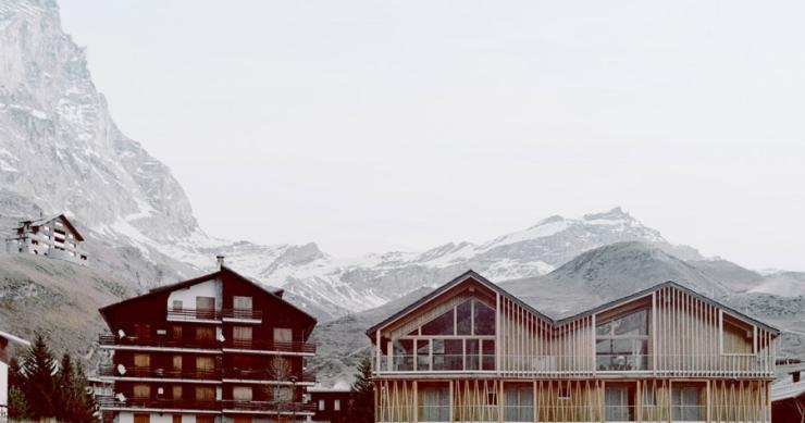Un chalet prefabricado de madera que imita a las montañas con sus techos irregulares